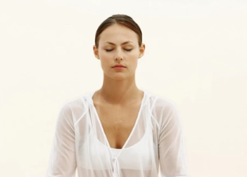 Сидеть в позе "лотоса" совершенно необязательно - попробуйте просто удобно сесть на стул.