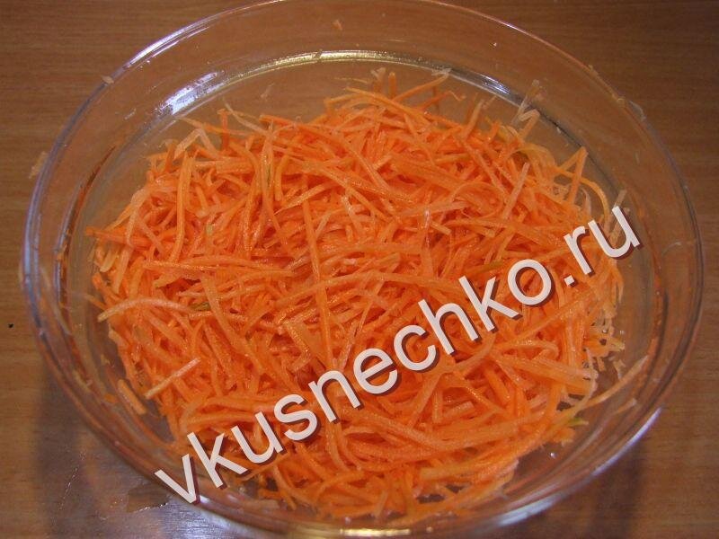 Морковь в соленой воде. Помять с солью морковь. Морковь по-корейски рецепт в домашних условиях пошаговый. Морковь по-корейски цена в Пятерочке.