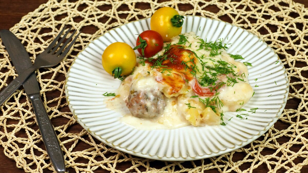 Европейская кухня поражает своим разнообразием. Визитной карточкой шведов можно назвать фрикадельки, а французскую кухню сложно представить без соуса бешамель. Настоящие гурманы придут в восторг от новой подачи обычных фрикаделек. 