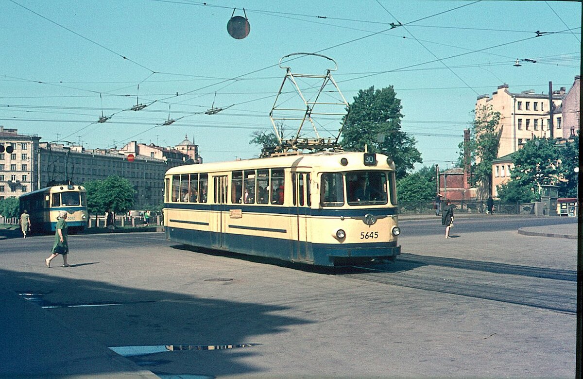 Источник фото сайт Pastvu.com, автор: Hans Oerlemans, 1970 г. (https://vk.com/photo-13366932_456239729)