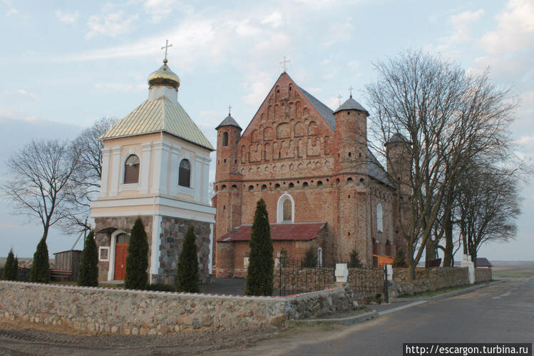 План храма — слегка вытянутый прямоугольник с трехнефным членением. Высокие стены имеют толщину 1,5 м, а по углам возвышаются круглые башни со смотровыми площадками, бойницами и машикулями (окошки в отвесных стенах для вертикального обстрела).

