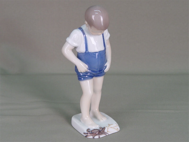 Мальчик с крабом, авт. Ингеборг Плокросс Ирмингер, фабрика Bing & Grondahl, Дания, 1950-е гг. Фото из архива коллекции "Фарфоровый заповедник"