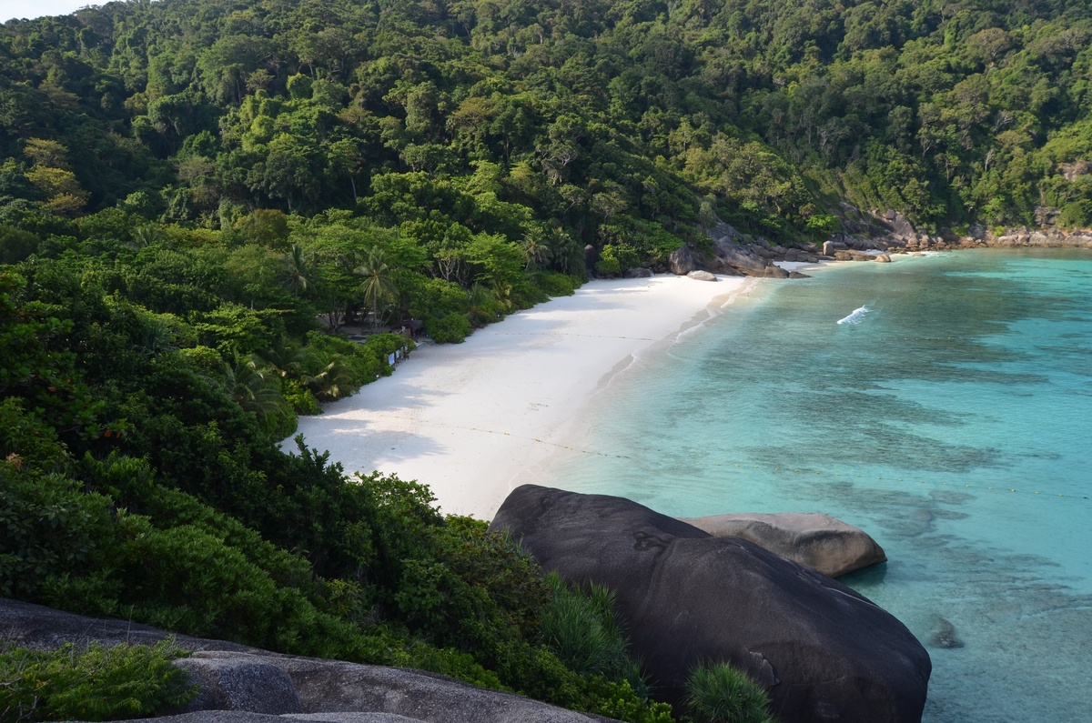 Мы приехали пораньше, пляж абсолютно пустой.