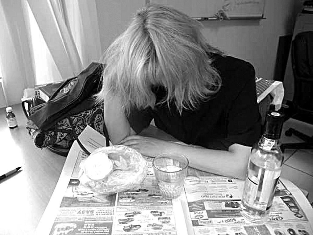 Пьяные из социальных сетей. Пьяную маму после. Пьяную маму после. Алкаш спящий на кровати. Пьяные чудики из социальных сетей.