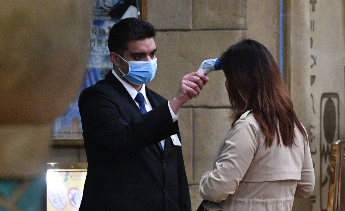 Во вторник обнаружение двух новых смертей, связанных с новым коронавирусом 2019 года, включая человека, который умер шесть дней назад в штате Вашингтон, усилило опасения, что инфекция распространяется в Соединенных Штатах до того, как власти полностью осознают это. 