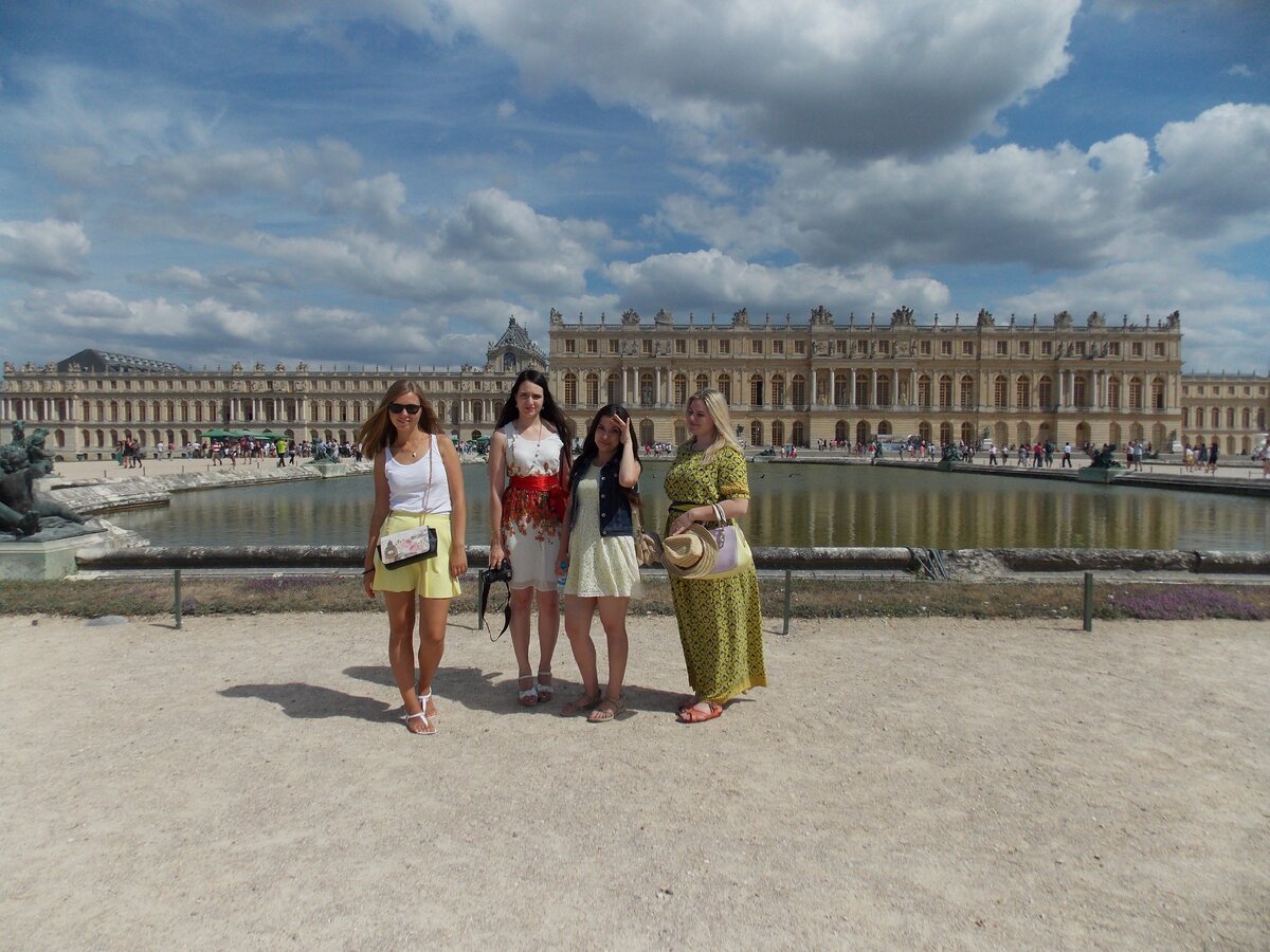 Версаль.Фото автора.К сожалению,фото без людей у меня не нашлось.