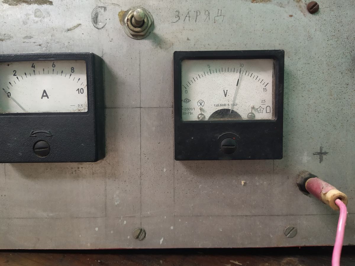 10 Вольт - не то значение, при котором АКБ будет нормально работать. "Зарядка" - самодельная, не обращайте внимания на "нефирменный" вид ;-)