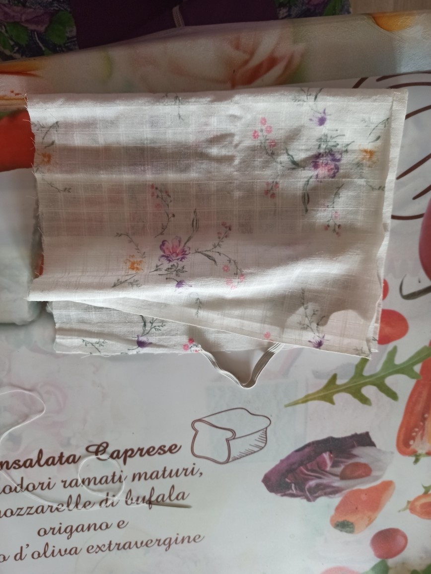 кусок ткани, резинка, нитки и иголка. 