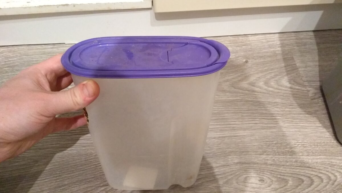 Пластиковый контейнер, куда я пересыпал таблетки для посудомоечной машины