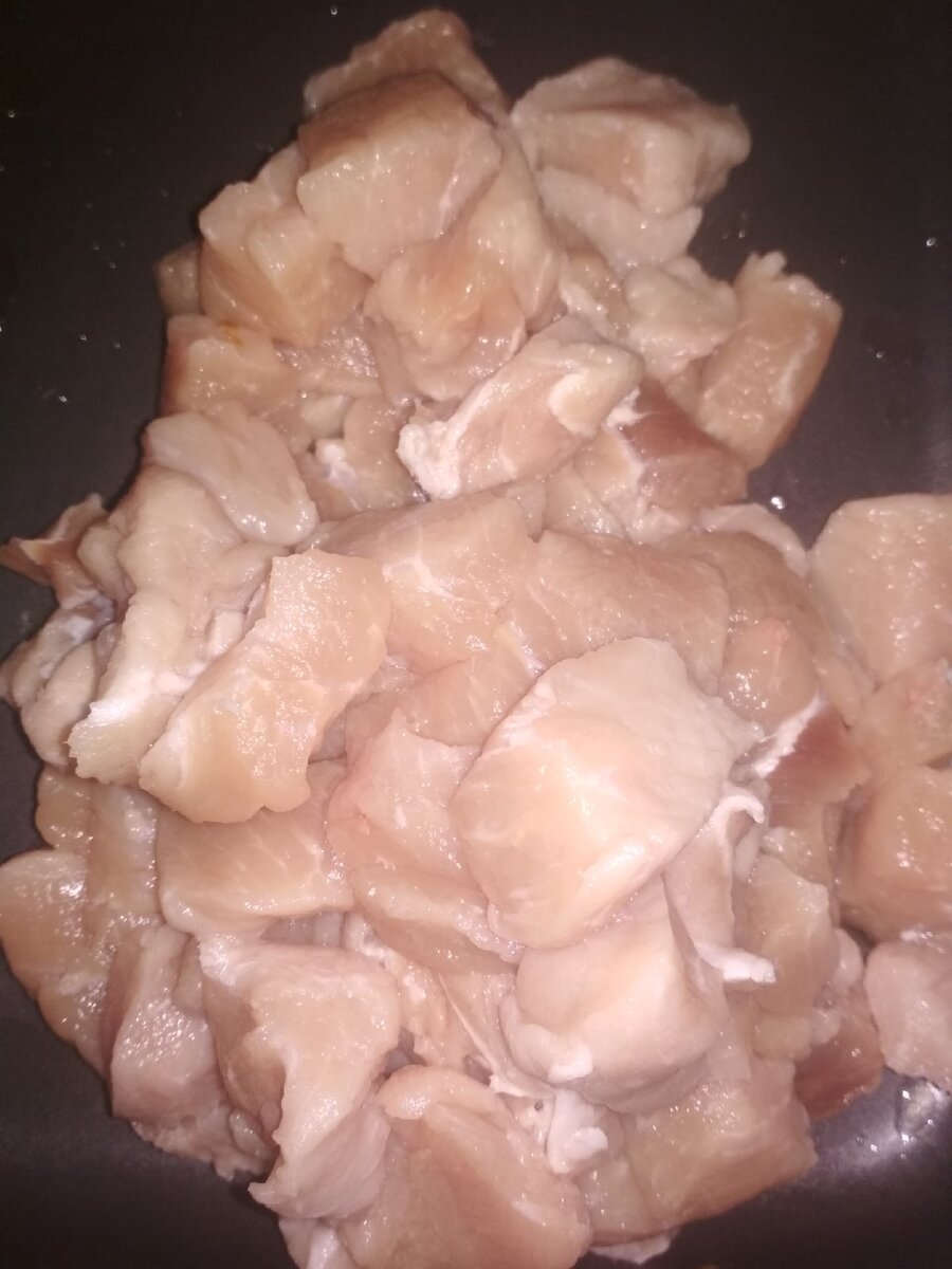 Мяср моем, нарезаем кубиками.