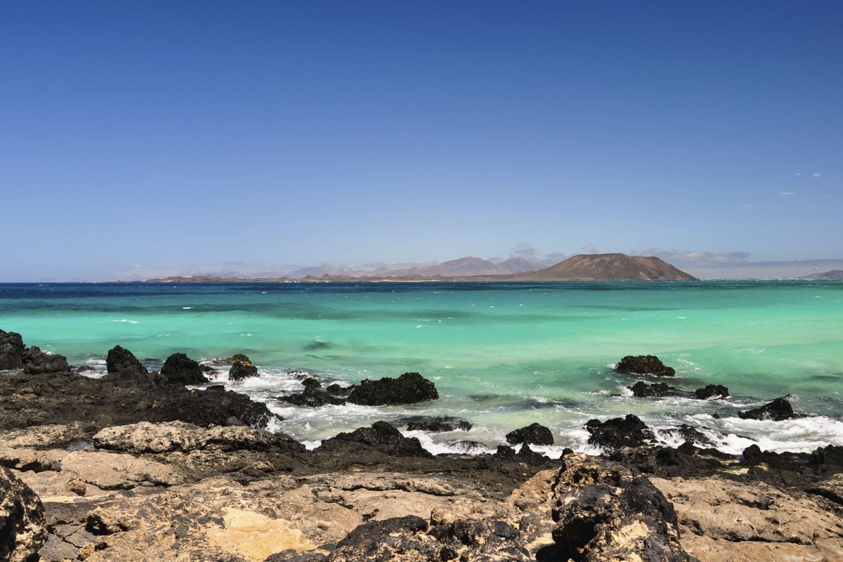 вулканические пляжи на острове. Фото из Яндекс-картинок