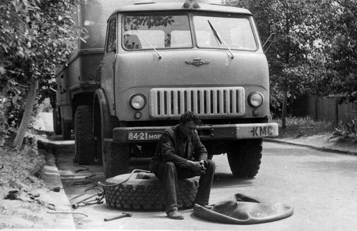 Шофёр ремонтирует колесо в дороге. Источник фото: https://leecougan.livejournal.com/42537.html