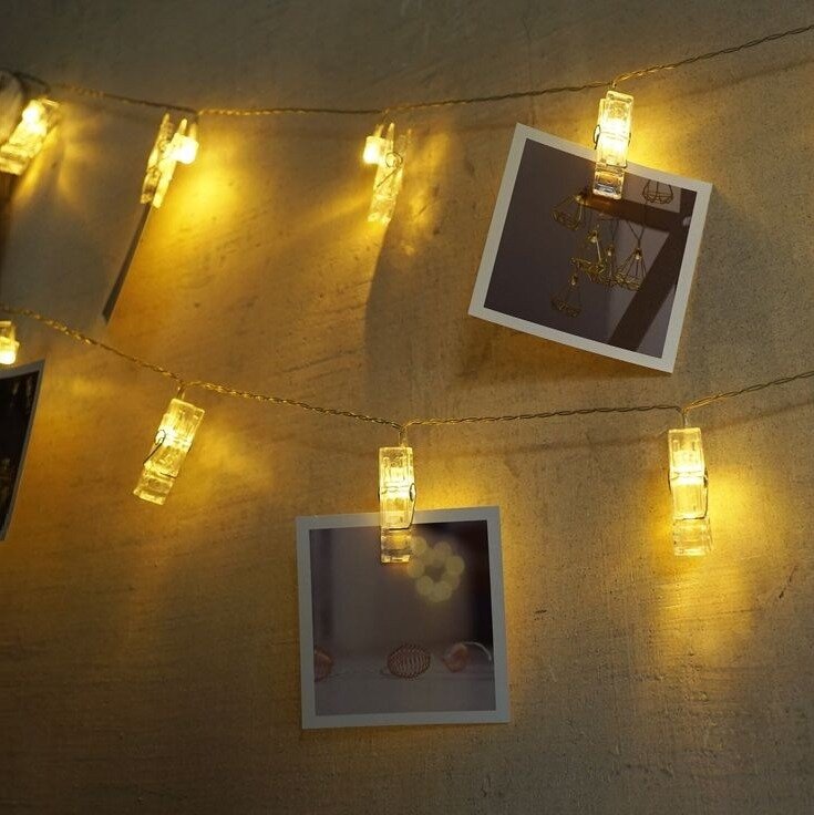гирлянды и распечатанные фотографии