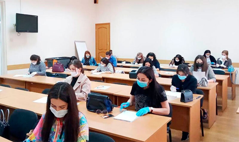 Масочный режим для сдающих ЕГЭ, к счастью, рекомендациями Роспотребнадзора не предусматривается. Изображение: mon.alania.gov.ru