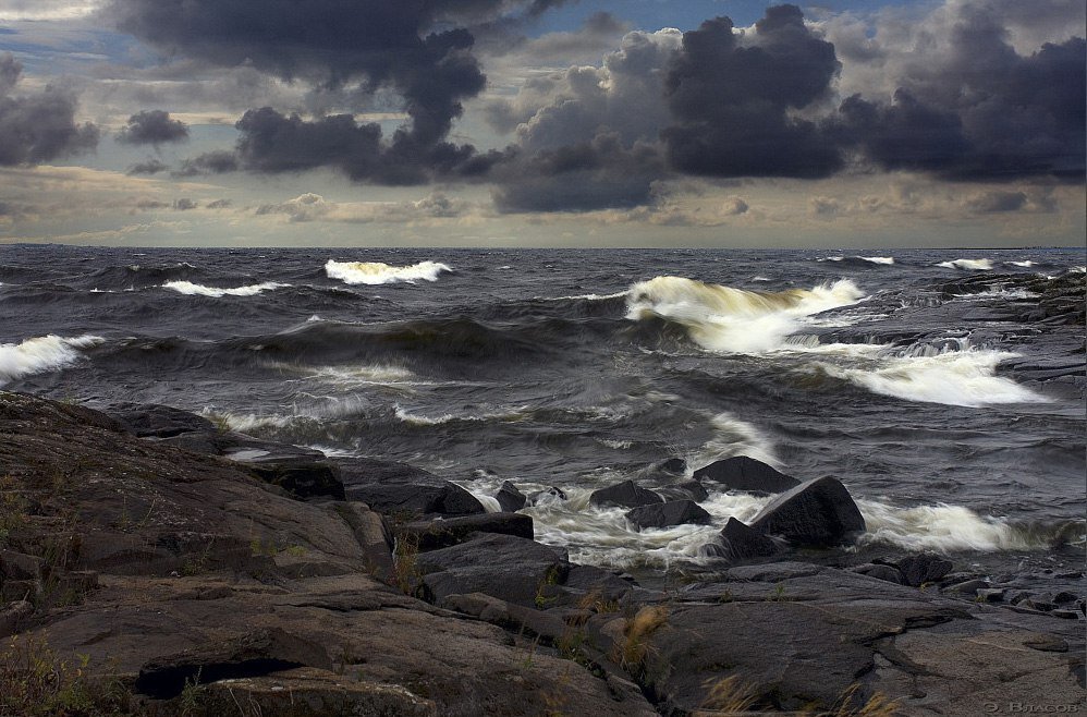 Шторм на Ладоге, в такие дни лучше не выходить на большую воду и переждать где-то на острове или в шхерах (фото из открытых источников, автор найдись).