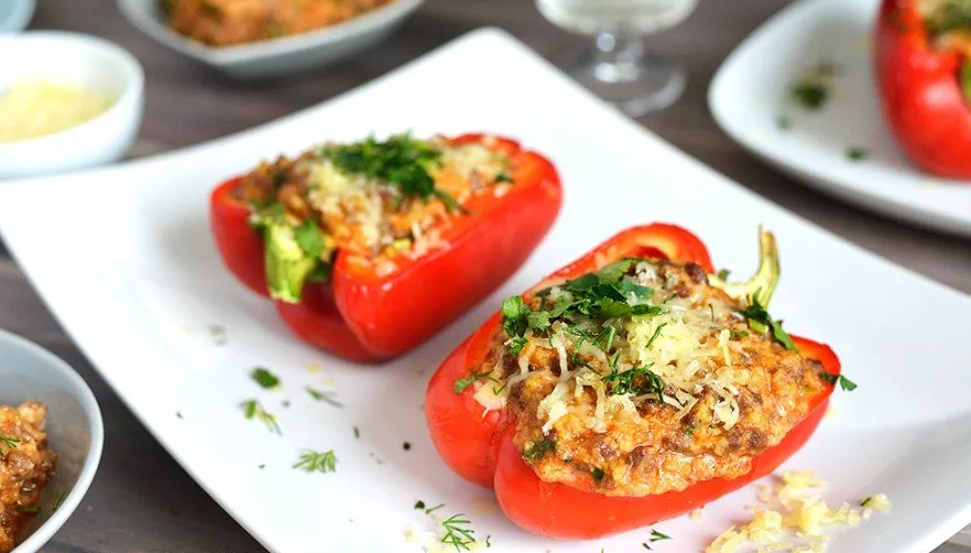 Перец запеченный с курицей. Перец фаршированный мясом в духовке. Фаршированный перец запеченный в духовке. Перец фаршированный курицей и грибами. Перец с курицей запеченный в духовке.