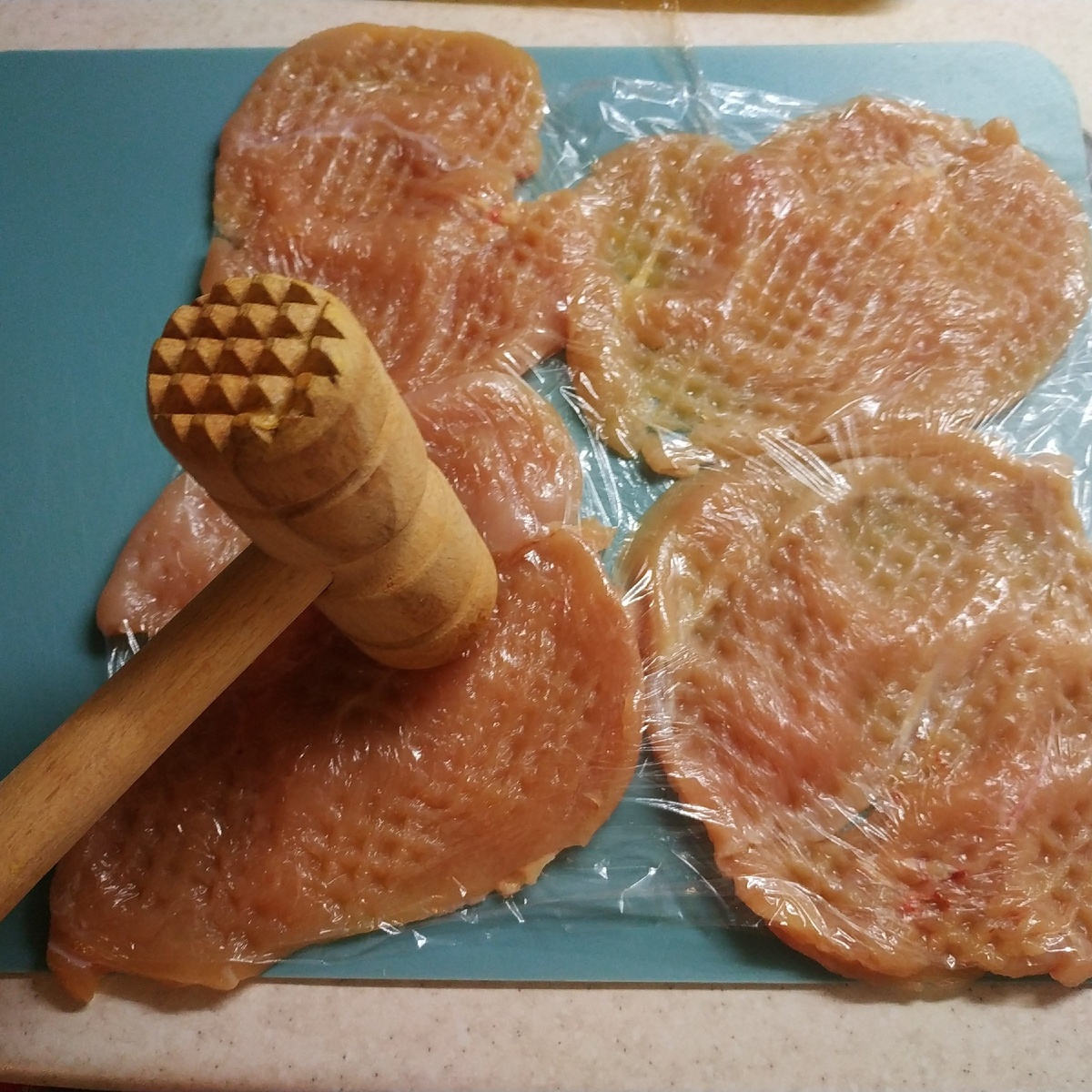 Филе курицы отбиваем как следует