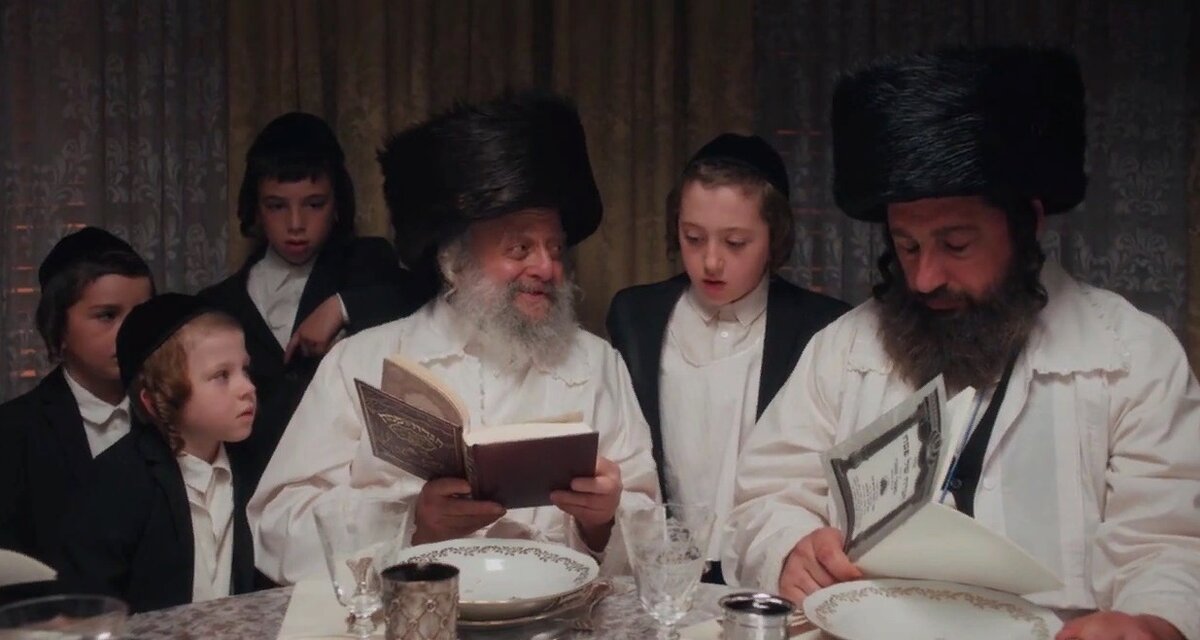 Кадр из фильма "Неортодоксальная" Головной убор хасидских мужчин называется штраймл.