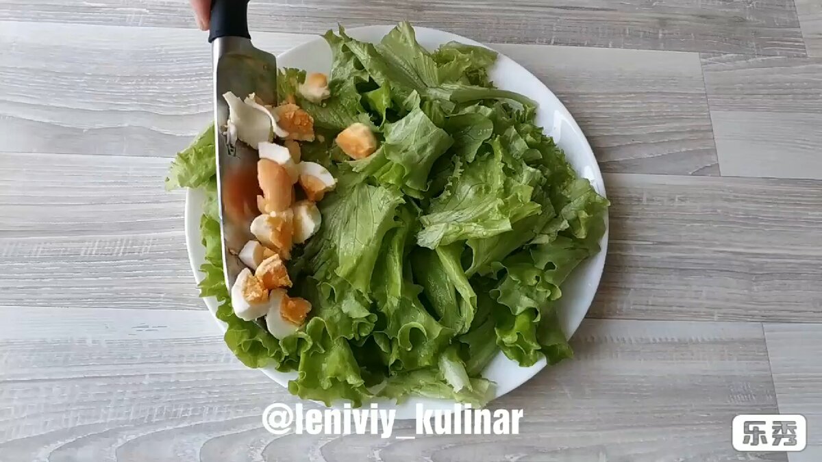 Выкладываем на листья салата вареные яйца