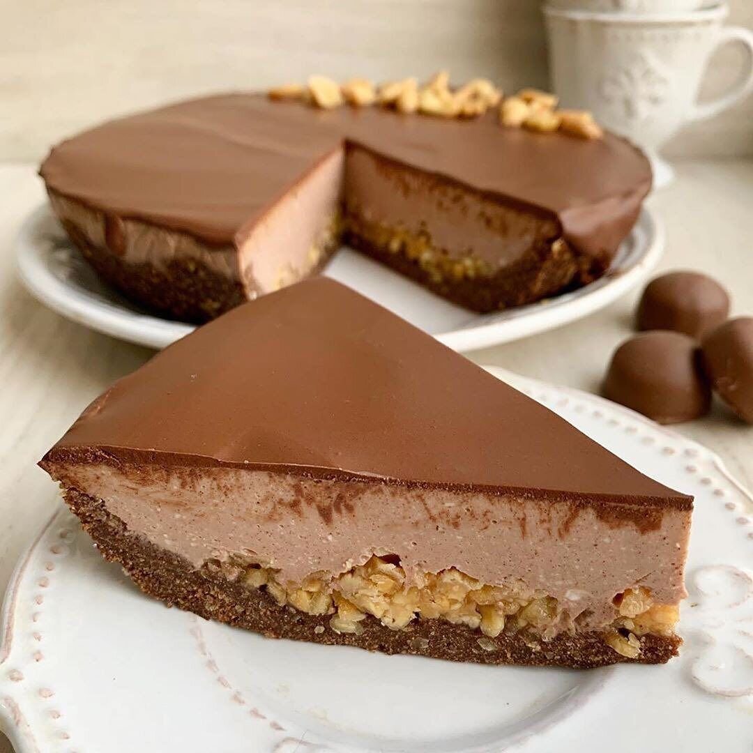 ЧИЗКЕЙК БЕЗ ВЫПЕЧКИ А-ЛЯ СНИКЕРС

КБЖУ на 100гр. 209/13/9/17

Форма 16 см
Рецепт:
Для основы:
✔️90 граммов хлебцев ( у меня Фитнес ржано-овсяные) 
✔️100 граммов спелых бананов
✔️15 граммов обжаренного арахиса
✔️10 граммов какао
Все смешать в блендере минуты 2. Форму застелить пищевой пленкой. Влажными руками выложить на пленку массу и разровнять, сделать не большие бортики, примерно 1 см.
Для арахисового слоя:
✔️65 граммов обжаренного арахиса
✔️30 граммов арахисовой пасты
✔️20 граммов мёда
Арахис немного раздробить, смешать его с пастой и мёдом. Выложить на основу.
Для творожного слоя:
✔️280 граммов мягкого творога 0,1% ( у меня Домик в деревне
✔️150 мл молока 2,5%
✔️10 граммов желатина ( у меня доктор Откер быстрорастворимый
✔️30 граммов горького шоколада
✔️5 граммов сахарозаменителя
Желатин залить молоком до набухания, затем добавить в него кусочками шоколад и растворить на водяной бане, не кипятить. Смешать творог, желатин и сахзам и перемешать венчиком. Вылить на арахисовый слой. Убрать в холодильник до полного застывания.
Для поливки:
✔️20 граммов какао
✔️12 ч.л. кипятка ( возможно понадобиться чуть больше
✔️2 грамма сахарозаменителя
Смешать ингредиенты до консистенции не густой Сметаны, полить творожный слой и снова в холодильник на пару часов или на ночь.
Приятного аппетита!