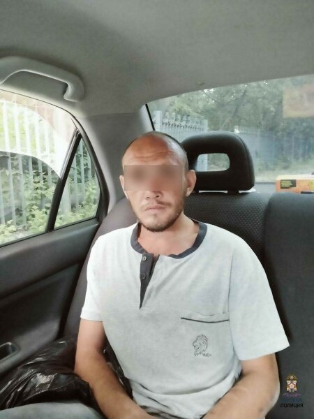 В Омске арестовали 29-летнего мужчину, который за одну ночь стал фигурантом сразу двух уголовных дел, сообщила пресс-службе омского УМВД. 
Перед этим в полицию обратился 49-летний житель Октябрьского округа, у которого из дома пропали три телевизора стоимостью 17 тыс. рублей. Мужчина пил на улице с соседом, в 4 часа ночи вернулся домой, а утром обнаружил входную дверь своей квартиры открытой.

Через час поступило сообщение о еще одном преступлении в Октябрьском округе. Той же ночью ранения получил 38-летний местный житель – он пил со знакомым, который при возникшем конфликте ударил его ножом. После этого приятель ушел, а раненый мужчина сам себе вызвал «скорую». У него диагностировали колото-резаное ранение брюшной полости со сквозным ранением печени.

В обоих случаях к преступлениям оказался причастен 29-летний омич, ранее неоднократно судимый за имущественные преступления. В его квартире были обнаружены два краденых телевизора, еще один был спрятан в кустах, после того как злоумышленник не смог продать его прохожим.

Сейчас по факту кражи и умышленного причинения тяжкого вреда здоровью возбуждены уголовные дела. Подозреваемый заключен под стражу.