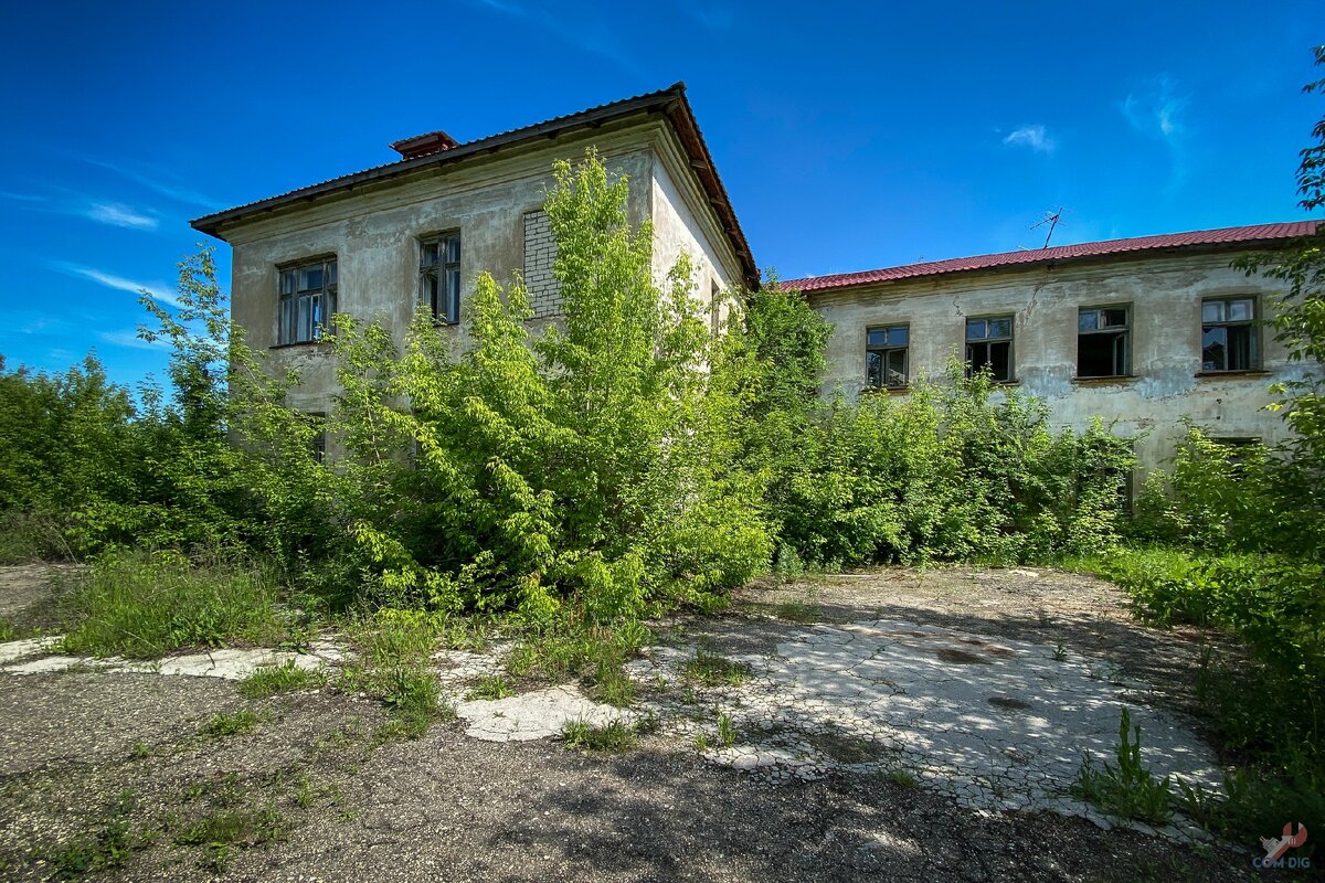 Заброшенное здание сельской больницы.