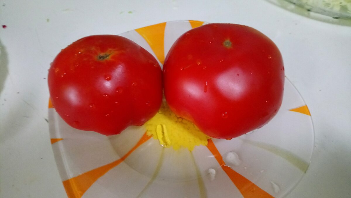 С помидорами борщ получается гораздо вкусней. чем с томатной пастой, даже если это зимние помидоры, а сейчас и подавно