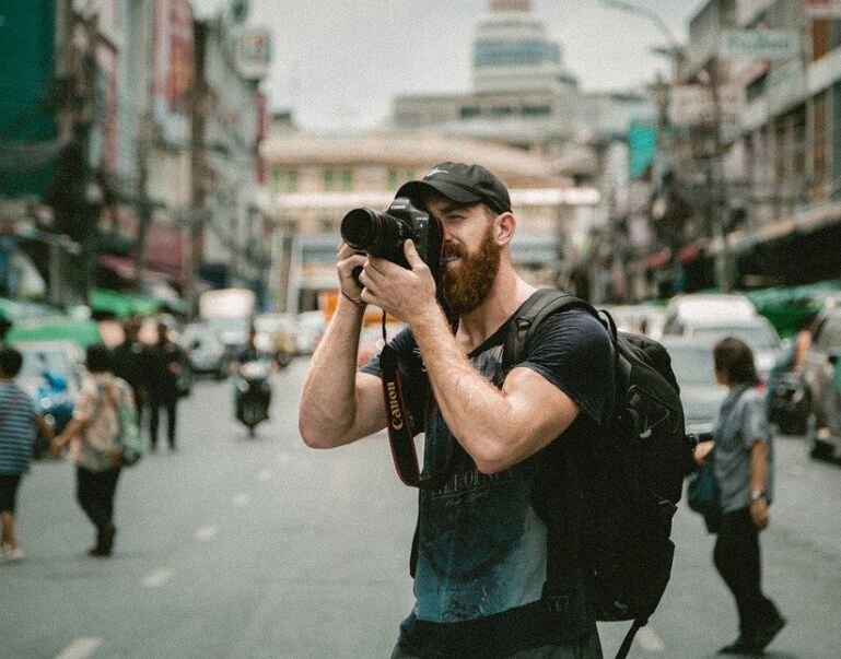 На улицах немало людей с камерами. Фото: 24tv.ua