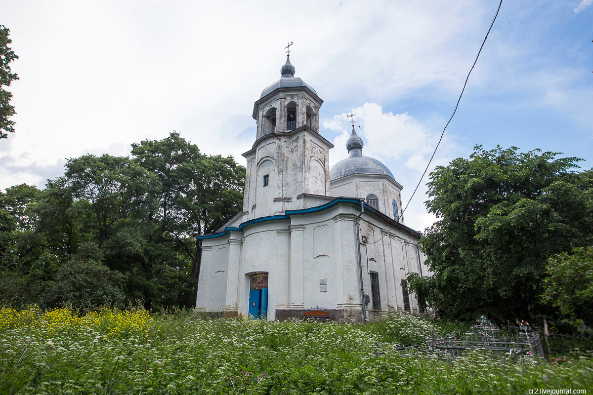 Успенская церковь в селе Коростынь Новгородской области с элементами европейской архитектуры  