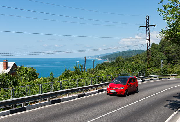 Машина на автомобильной дороге Джубга — Сочи (А-147). Это единственная дорога между Джубгой и Сочи, заканчивающаяся на границе с Абхазией, протяженностью 170 километров по горному серпантину