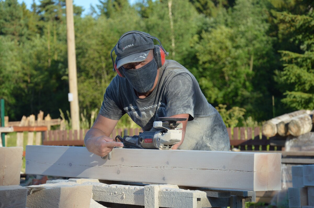 Шлифую заготовки для бани при помощи "болгарки", шлифовального диска с липучкой и кругов к нему