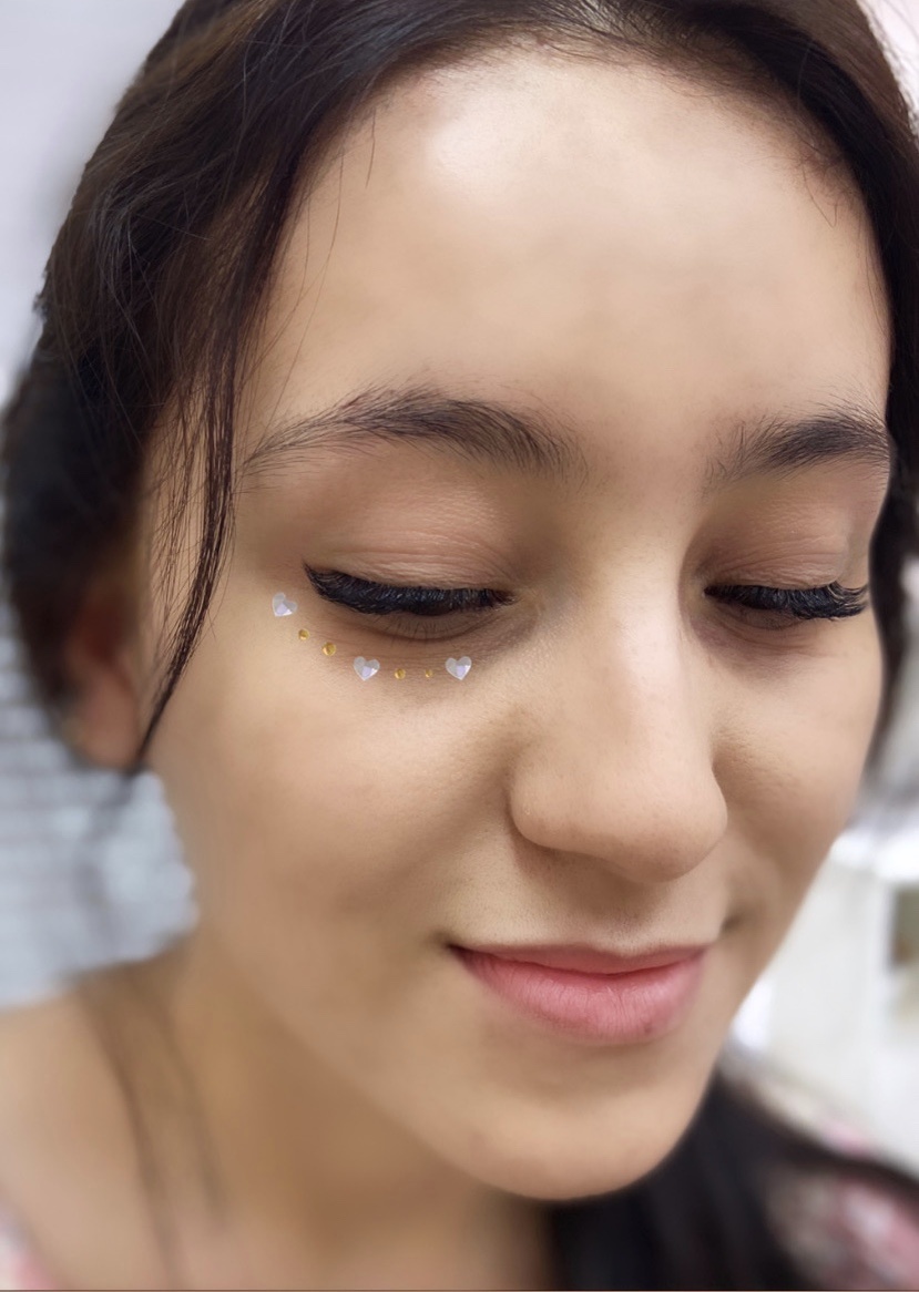 Работа выполнена в двойном объеме (на одну родную  ресничку,клеют 2 искусственные)