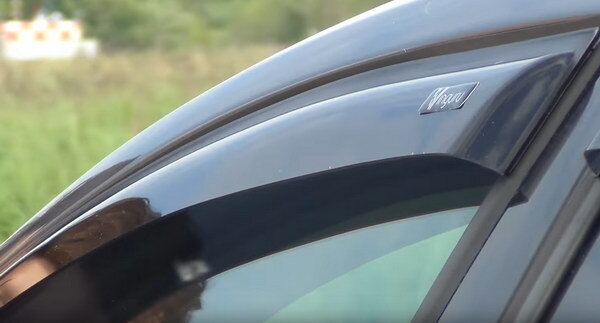  
Каждый  автомобилист рано или поздно сталкивается с необходимостью проветрить  салон при ветре или дожде. Именно тогда на первый план выступают  представленные на www.mnogofarkopov.ru дефлекторы на стёкла автомобиля, они же - ветровики.

