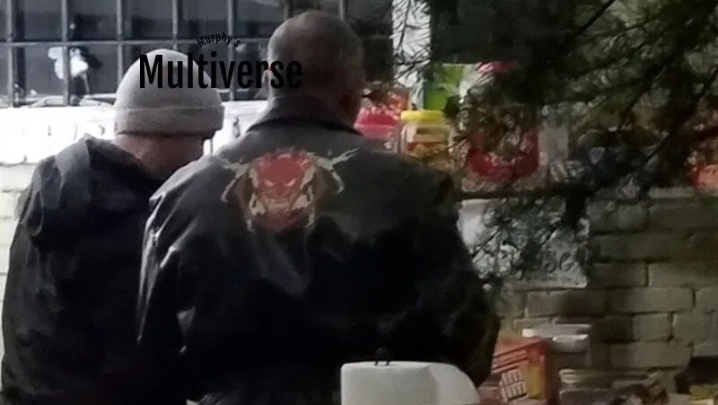 Другое фото со съемок с логотипом Огуна на куртке одного из актеров массовки