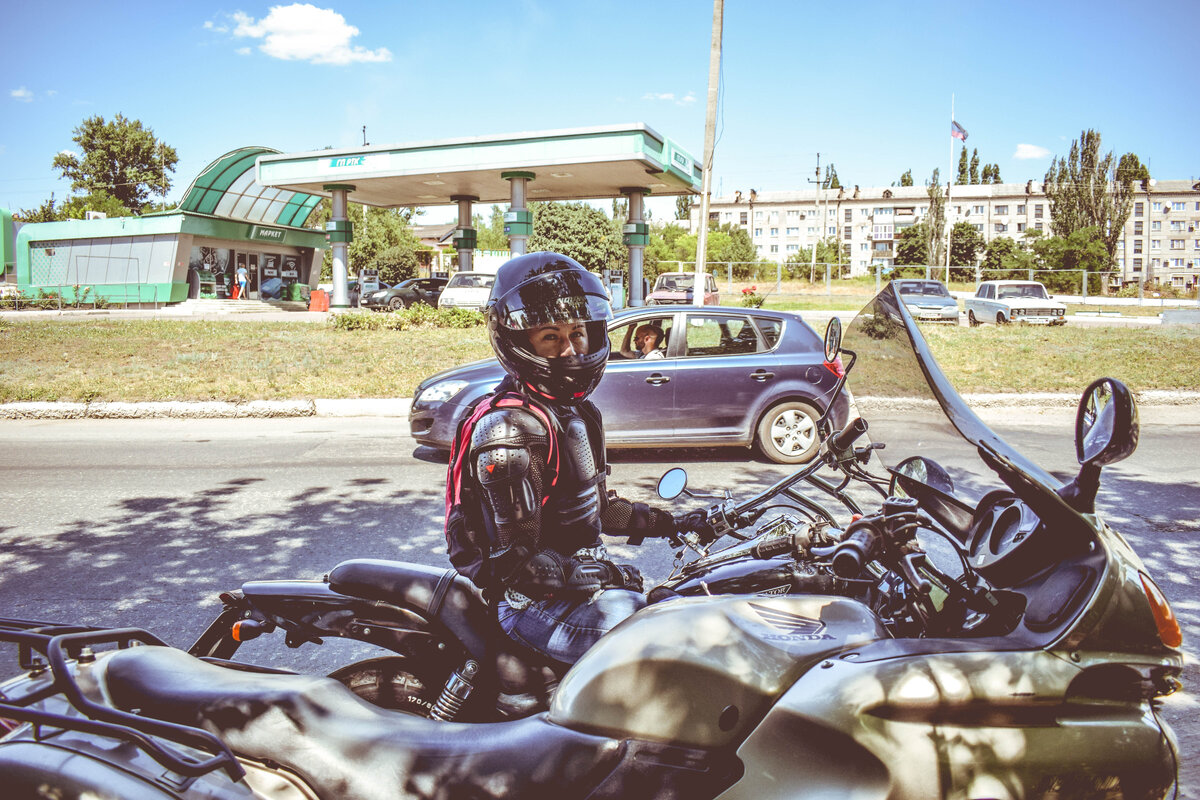 Люблю заправки в больших городах: и заправиться, и поглазеть, и попец размять, и чего-нибудь ненужного прикупить