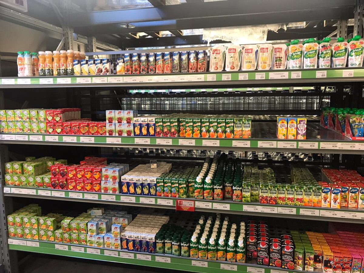 Стеллаж с маленькими соками. Выбор большой, и в целом выкладка в порядке