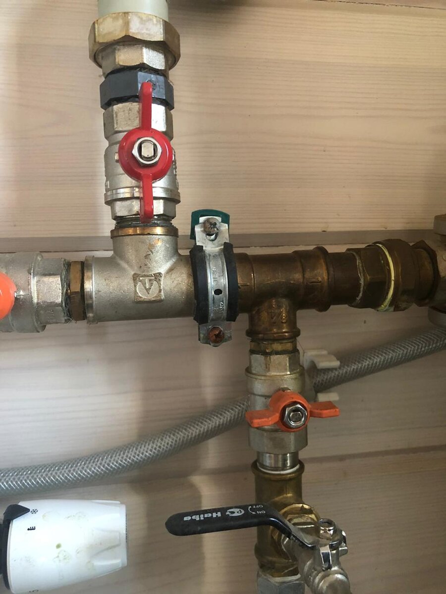 Видите тройник, что вверх смотрит? Вот он справа снова лопнул.