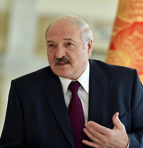 Александр Лукашенко

Александр Лукашенко не знает, когда именно он заразился коронавирусом. Политик чувствовал себя хорошо и, возможно, так и не узнал бы, что переболел коронавирусом. Однако по просьбе медиков он сдал анализ, который и показал наличие в крови антител. 
«Вы общаетесь с человеком, который на ногах перенес коронавирус. Как я и говорил, у 97% людей эта зараза проходит без симптомов. Мне повезло, что я попал в эту категорию 97%», — подчеркнул президент.

В Сети обсуждают внешность предполагаемой мамы сына Лукашенко

Первые слухи о том, что Лукашенко заболел коронавирусом появились еще в середине июля. Тогда политик как раз присутствовал на фестивале «Славянский базар» и контактировал как с простыми зрителями, так и с артистами. Однако сам президент Республики Беларусь категорически опроверг домыслы, заявив, что он абсолютно здоров.