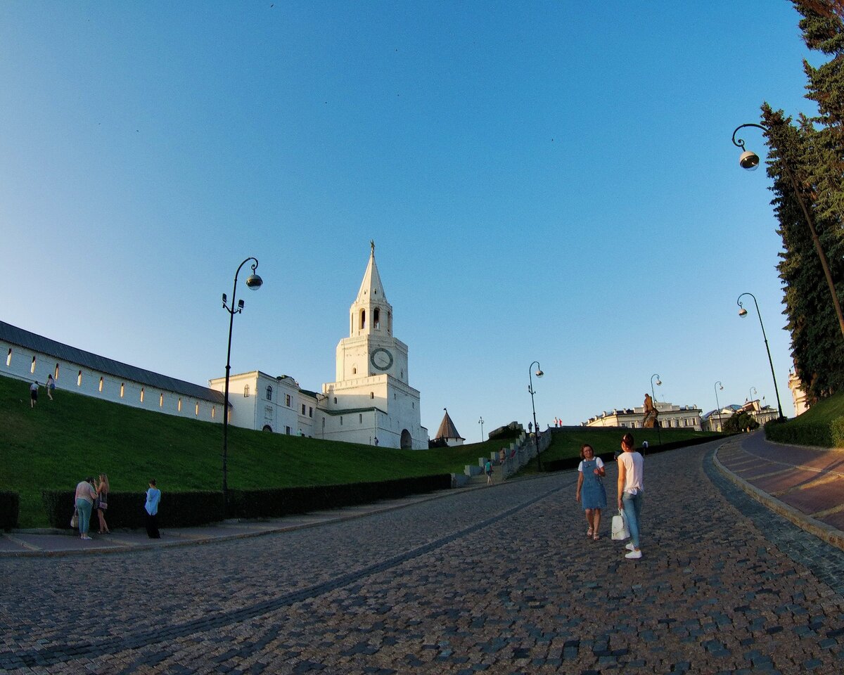 идем к Спасской башне