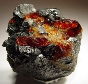 Бурый железняк. Вот так выглядит настоящая железная роза. Фото: Яндекс