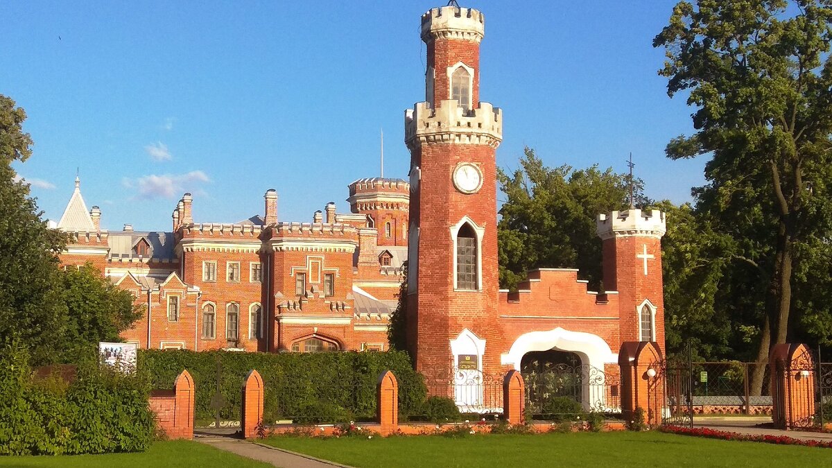 Фотография сделана прошлым летом, в этом году с этого места снять бы не удалось, парк закрыт для посещений из-за известной ситуации.