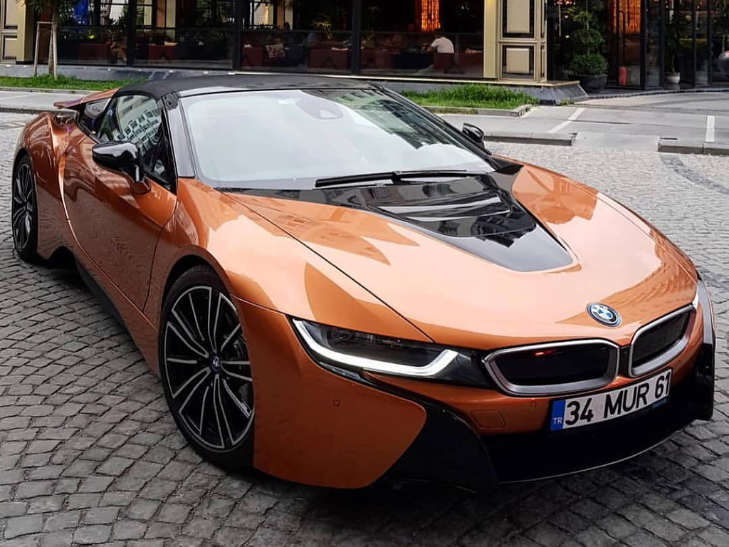 белый и рыжий клоуны, Кихот и Санчо, Кржемилек и Вахмурка — вдвоём всегда проще удержать аудиторию. Две баварские i-машины дополняют друг дружку, как инь и ян. Как добро и зло? На фоне пухленького карапузика i3 чёрный гибрид i8 выглядит, конечно, инфернально, но внешность обманчива. По характеру обе i-машины гуманны, не считая превратностей посадки. Мне одинаково больно смотреть и на пожилых бизнесменов, переносящих себя через широкий порог i8, и на задних пассажиров i3, беспомощно тянущих руки изнутри к открытым дверям… Но обойдёмся без спойлеров. Предлагаю сначала посмотреть репортаж, снятый за несколько часов под Миланом, а потом пробежаться по деталям, оставшимся за кадром.Сперва мне показалось, что организаторы пожадничали с маршрутом: бесконечное шоссе да небольшой кусочек сельских дорог с трафиком. Но i8, оказывается, и не требует большего. 
В Италии я так и не смог подобрать слова, чтобы точно описать субъективные ощущения от динамики i8. Машина весьма быстрая, но без чертовщинки. В итоге я скажу так: если бы «восьмёрка» была чистым электромобилем, было бы круче. Даже притом что акустики потрудились на славу, бурчание наддувной «тройки» скорее мешает — i8 не звучит на все деньги. Пусть либо свистит электромоторами, либо уже обзаводится двигателем внутреннего сгорания с красивым от природы голосом.