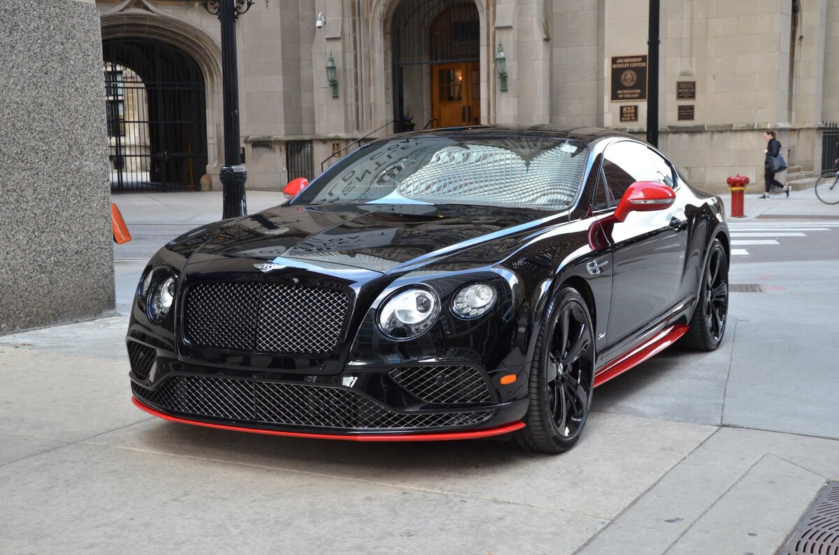 предание гласит, что в начале 2010-х инженеры Bentley получили возможность выбрать платформу для будущего семейства Continental, к которому относится купе GT и седан Flying Spur. Были предложены две «тележки»: MLB в некроссоверной ипостаси D5 от седана Audi A8 и MSB Porsche, адаптируемая в то время под новую Панамеру. Англичане остановились на последней. В свободу выбора MSB верится с трудом: концерну Volkswagen выгодно расширять модельный ряд на этой базе. Но коли в Bentley уверены, что это их решение, с них и спрос. 