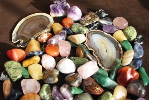 Завораживающая красота природных самоцветов всегда привлекала внимание человека. Обработанные опытной рукой мастера-огранщика камни светились волшебным светом и зачастую имели удивительную окраску.