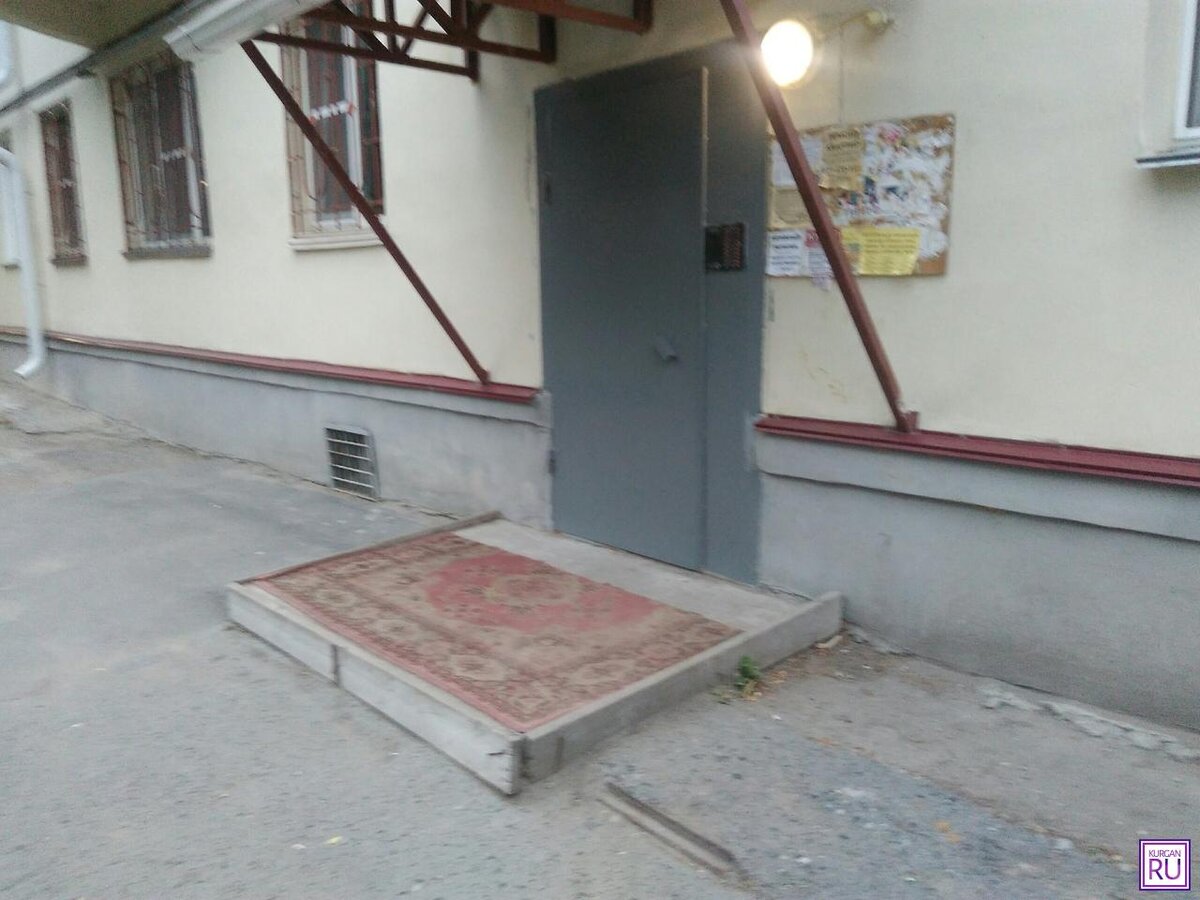 В Энергетиках жильцов и гостей коврик встречает прямо у подъезда
