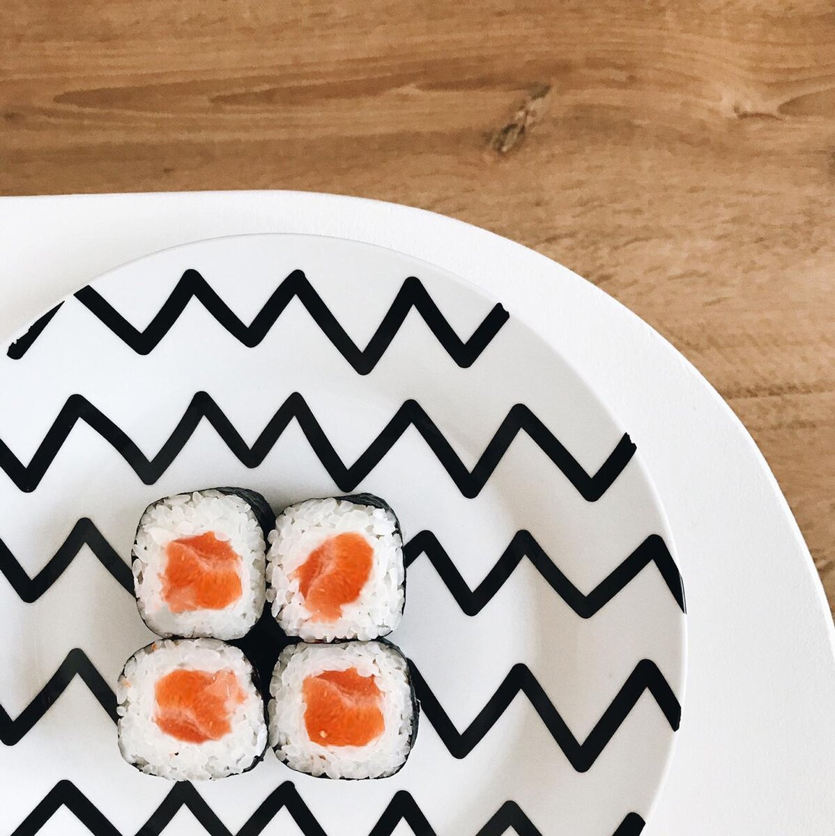 Сяке-Маки - ничего лишнего, только нежный лосось, рис и нори .