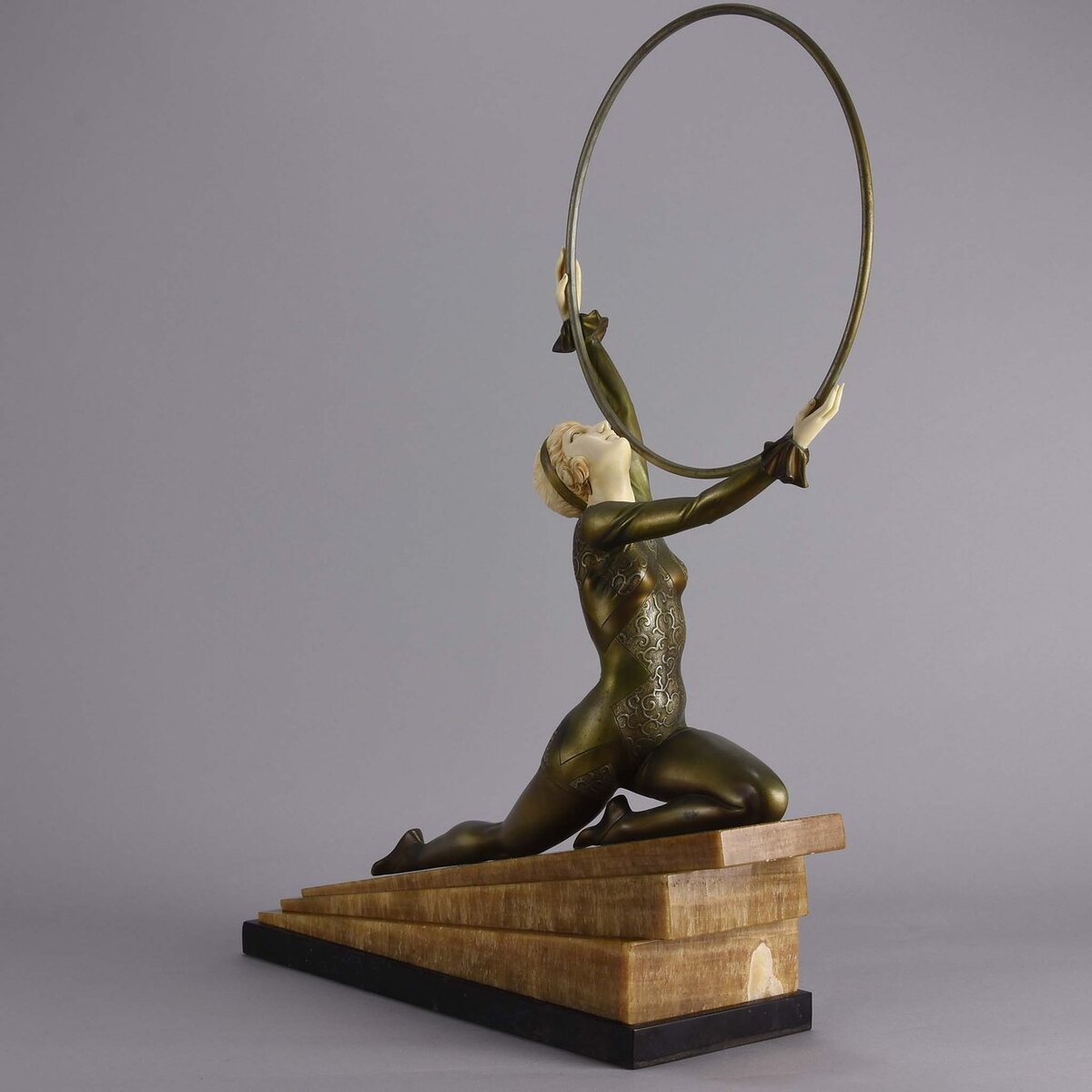 Фердинанд Прайсс "Экстаз с обручем", 1930, высота 47 см, бронза, травление, патинирование, слоновая кость,хрисоэлефантинная техника, постамент - оникс. The Hickmet Fine Arts, Лондон, официальный сайт - www.hickmet.com