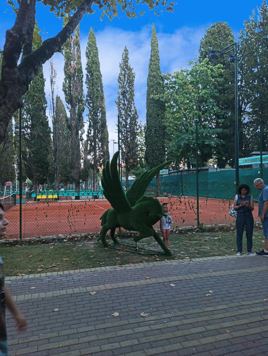 Парк полон всякими уличными скульптурами 