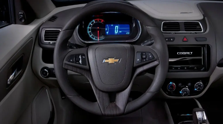 Салон напоминает Chevrolet Aveo, панель приборов в мотоциклетном стиле. Мне нравится.