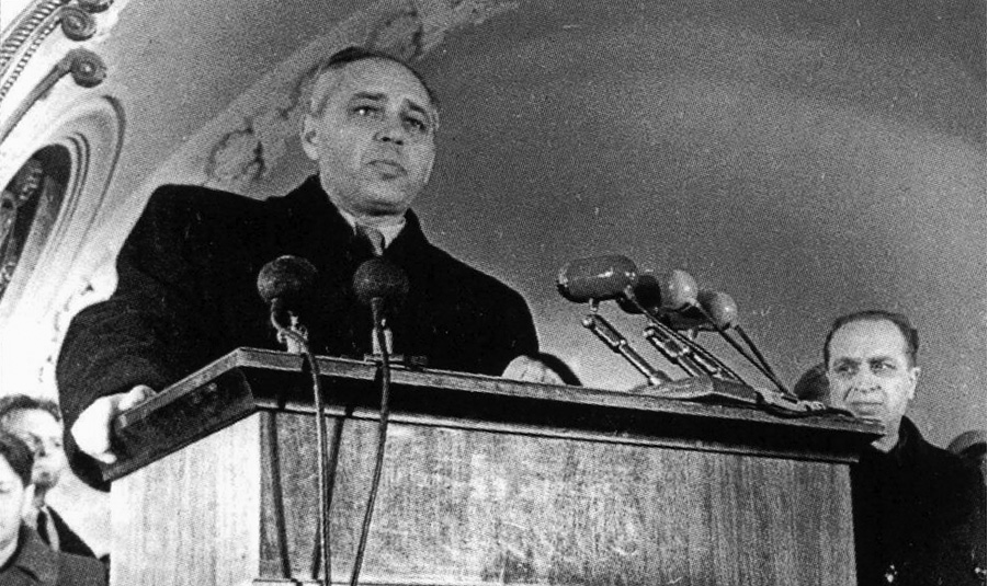 15 ноября 1955 года - торжественный митинг на станции "Площадь Восстания". На трибуне - начальник Ленметростроя К.А. Кузнецов. фото с сайта www.mirmetro.net